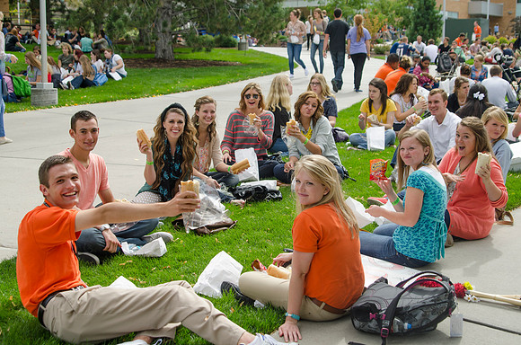 Students and I-team leaders around BYU-Idaho campus eating lunch