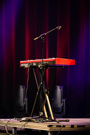 Jake Scott gives a lively performance at BYUI, in the Hart Auditorium.