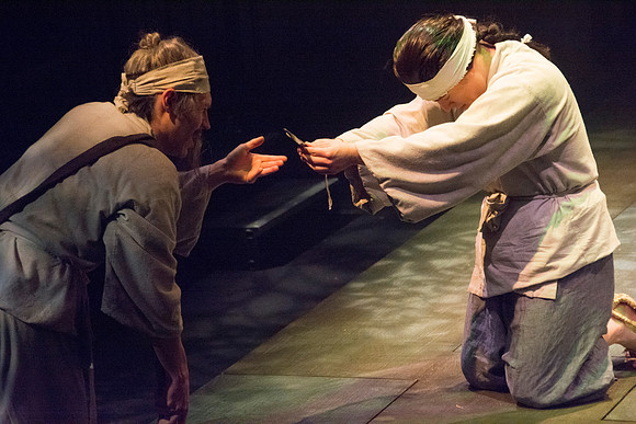 Tree-ear is an orphan boy in a Korean potters' village. He is content living with Crane-man under a bridge barely surviving on scraps of food. All that changes when he sees master potter Min making hi