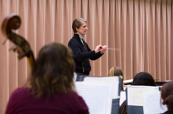 Diane Soelberg directs the Symphony Band during a class rehearsal.