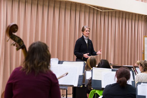 Diane Soelberg directs the Symphony Band during a class rehearsal.