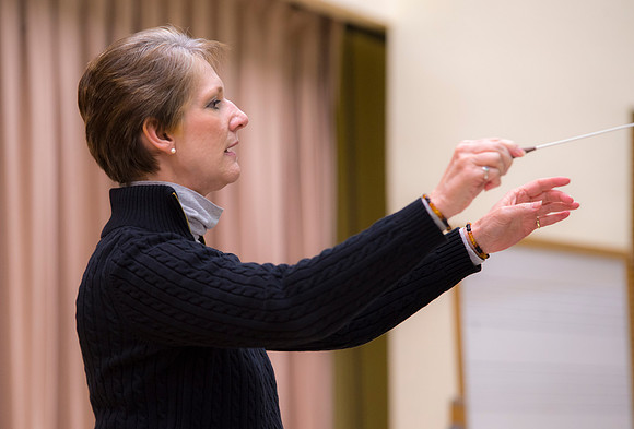Diane Soelberg directs the Symphony Band during a class rehearsal.