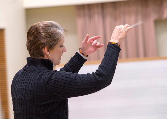 Diane Soelberg directs the Symphony Band during a class rehearsal.
