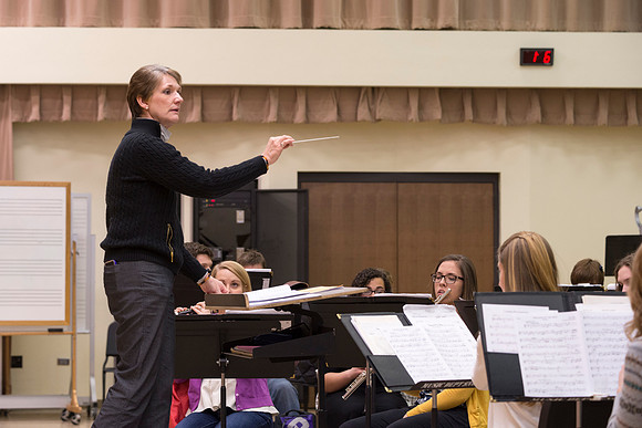 Diane Soelberg directs the Symphony Band during a class rehearsal.