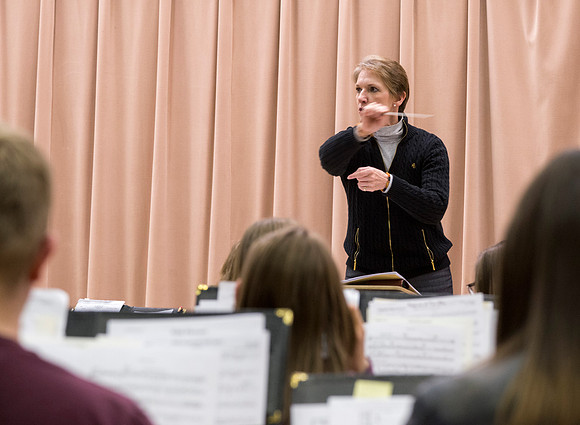 Diane Soelberg directs the Symphony Band during a class rehearsal.