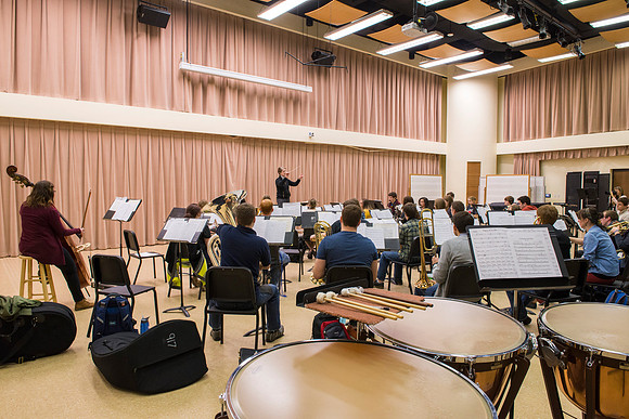 Diane Soelberg directs the Symphony Band during a class rehearsal.