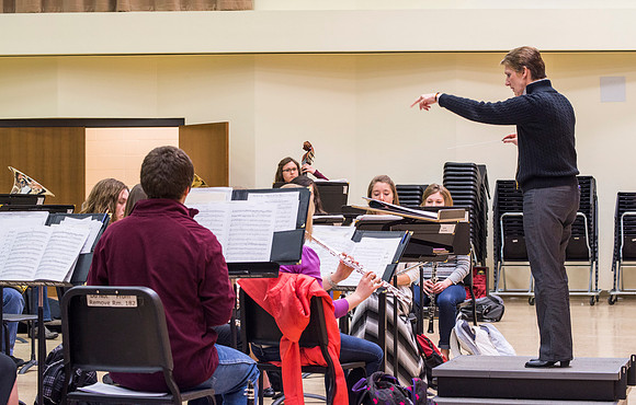 Diane Soelberg directs the Symphony Band during a class rehearsal.