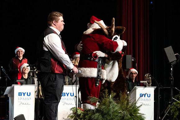 Sound Alliance and Vocal Union perform Swinging Christmas in the Hart Gym.