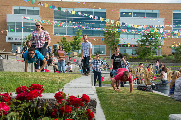 The Brazilian harvest festival, organized by students, featured music games and dancing.