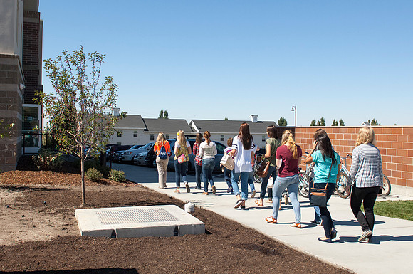 New students follow their Get Connected mentor into Centre Square.