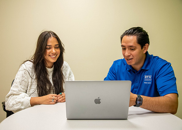 Students mentoring other students at the Mentor Hub at the Manwaring Center.