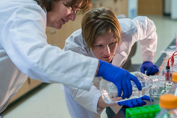 Adjunct Chemistry Instructor Jennifer Rawlinson working on her masters project in the Biology Lab in the Benson Building.