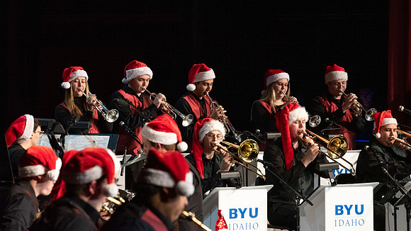 Sound Alliance and Vocal Union perform Swinging Christmas in the Hart Gym.