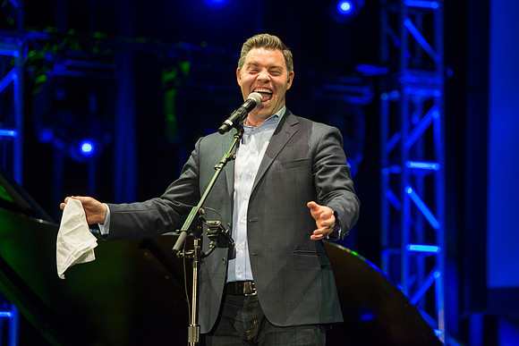 Jason Hewlett performs at Power to Become.