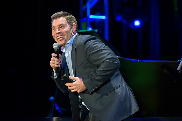 Jason Hewlett performs at Power to Become.