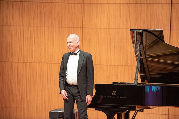 Del Parkinson piano concert in the snow building.