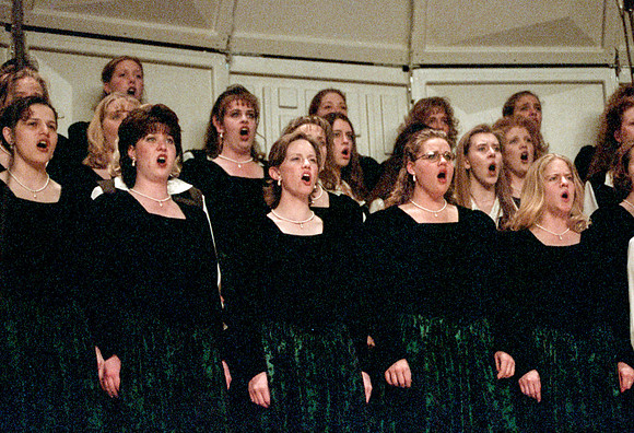 Choir members sing Imanuel and perform for the audience