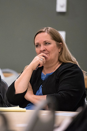 Mary-Ellen Weimer meets with faculty members and answers their questions.