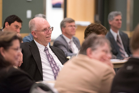 Mary-Ellen Weimer meets with faculty members and answers their questions.