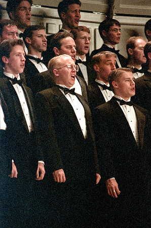 Choir members sing Imanuel and perform for the audience