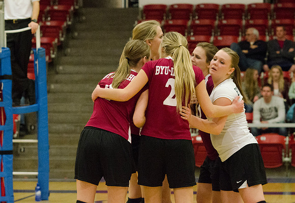 Hurricanes and 88ers compete for the championship title.