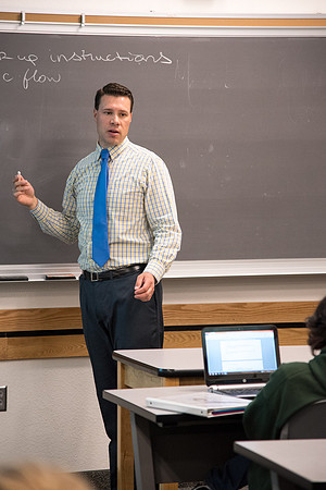 Scott Martin, Visiting Faculty in the Psychology department, teaches students in the psychology department.