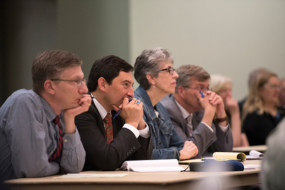 Mary-Ellen Weimer meets with faculty members and answers their questions.