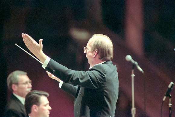 Conductor leading the choir and orchestra in "Imanuel"