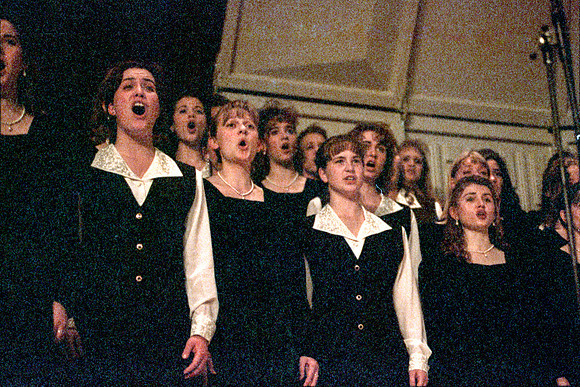 Choir members sing Imanuel and perform for the audience