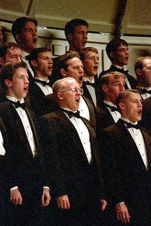 Choir members sing Imanuel and perform for the audience