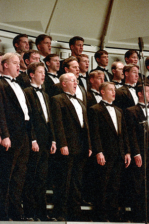 Choir members sing Imanuel and perform for the audience