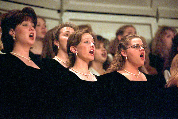 Choir member sings Imanuel and performs for the audience