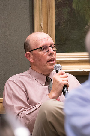 Mary-Ellen Weimer meets with faculty members and answers their questions.