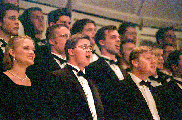 Choir member sings Imanuel and performs for the audience
