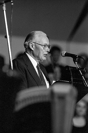 Robert Cundick addressing the audience about his composition