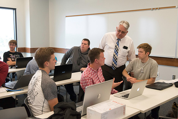 Michael McLaughlin's CIT 262 class in the new Science and Technology Building.