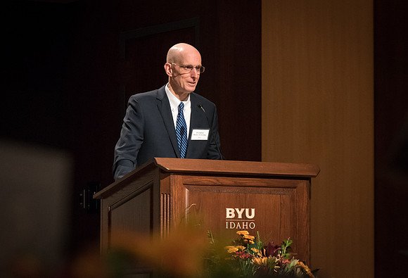 President Eyring speaks at the President's Club Banquet.