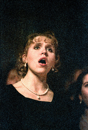 Choir member sings Imanuel and performs for the audience