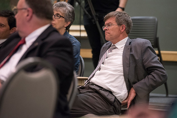 Mary-Ellen Weimer meets with faculty members and answers their questions.