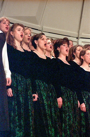 Choir members sing Imanuel and perform for the audience