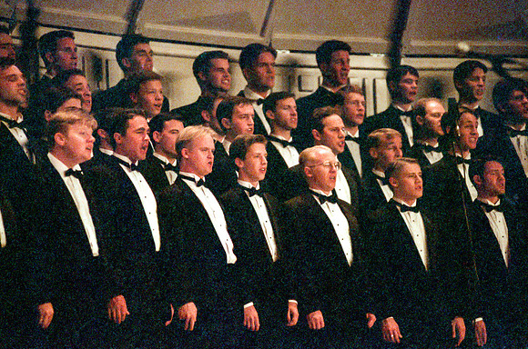 Choir members sing Imanuel and perform for the audience
