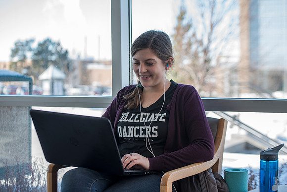 Students return to campus in the frigid cold temperatures.