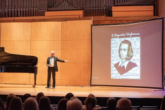 Del Parkinson piano concert in the snow building.