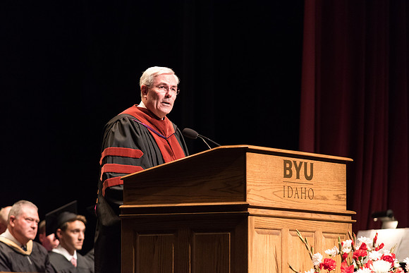 Edwin Sexton speaks to the graduates of the College of Business and Communication. 2017