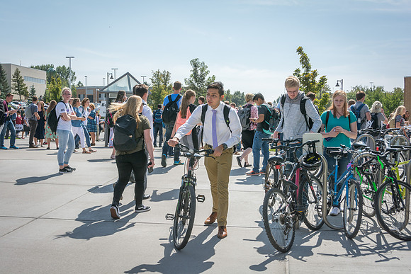 Students make their way to the I-Center for the first Devotional of the 2017 Fall Semester.
