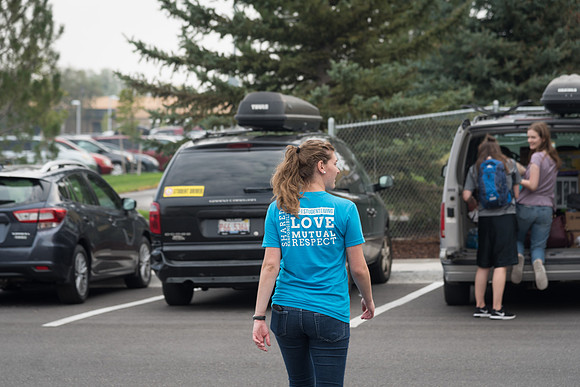 Student Support and other student volunteers help new students move in at the start of the Fall 2017 Semester.