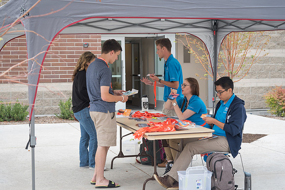 Student Support and other student volunteers help new students move in at the start of the Fall 2017 Semester.