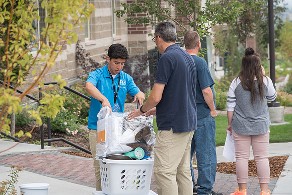 Student Support and other student volunteers help new students move in at the start of the Fall 2017 Semester.