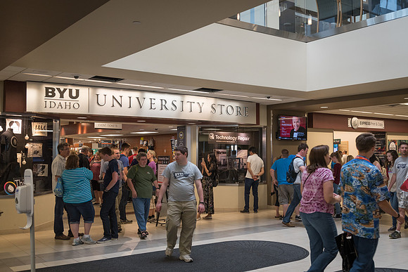 Students fill the MC at the start of the new semester. 2017