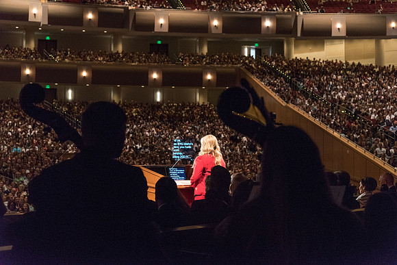 Vice President Amy Labaugh welcomes President Henry J. Eyring. 2017